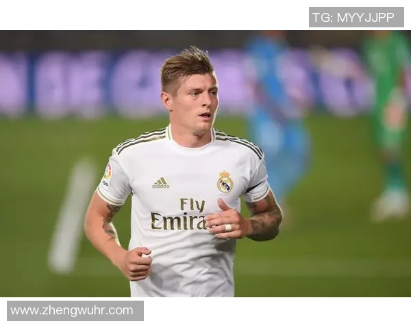 克罗斯在足球世界中的传奇之路与技术解析：从青涩少年到顶级中场巨星的成长历程